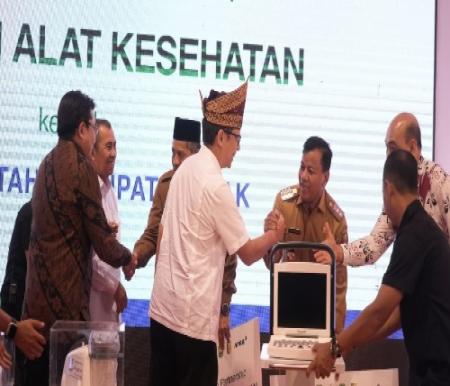 Bupati Kuansing, Suhardiman Amby saat terima Alkses dari RAPP yang diserahkan oleh Menteri Kesehatan RI. Foto Ist